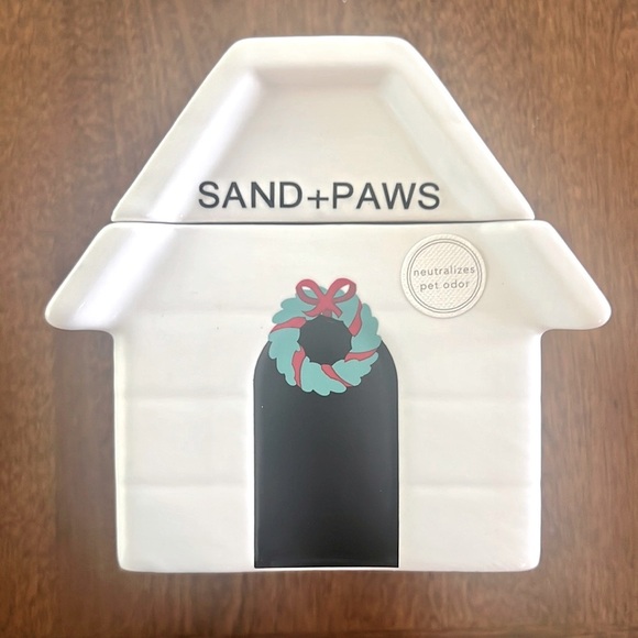 New Sand & Paws 14 oz Winter White Dog House Scented Candle - Picture 2 of 5